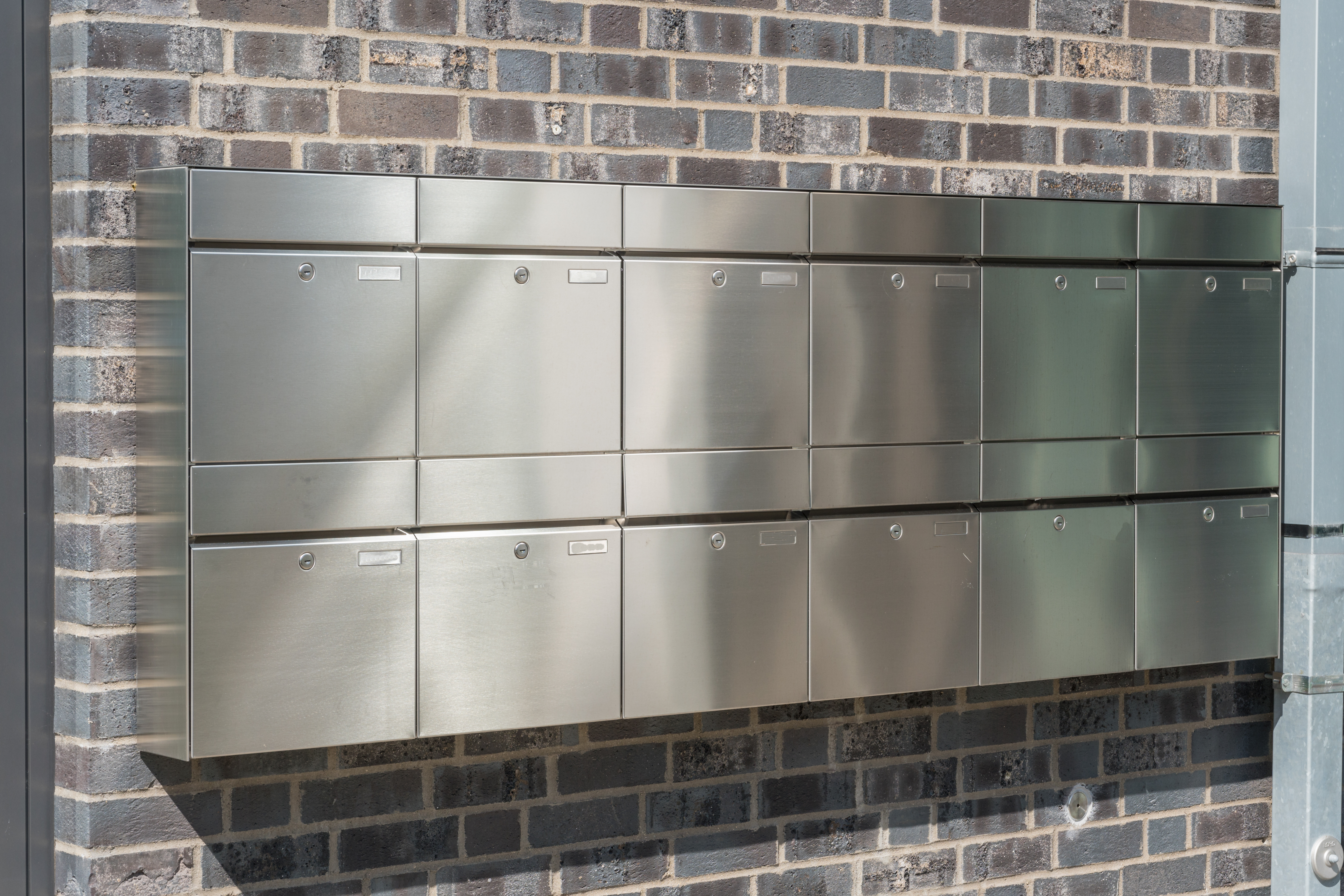 Moderne Briefkastenanlage aus Edelstahl