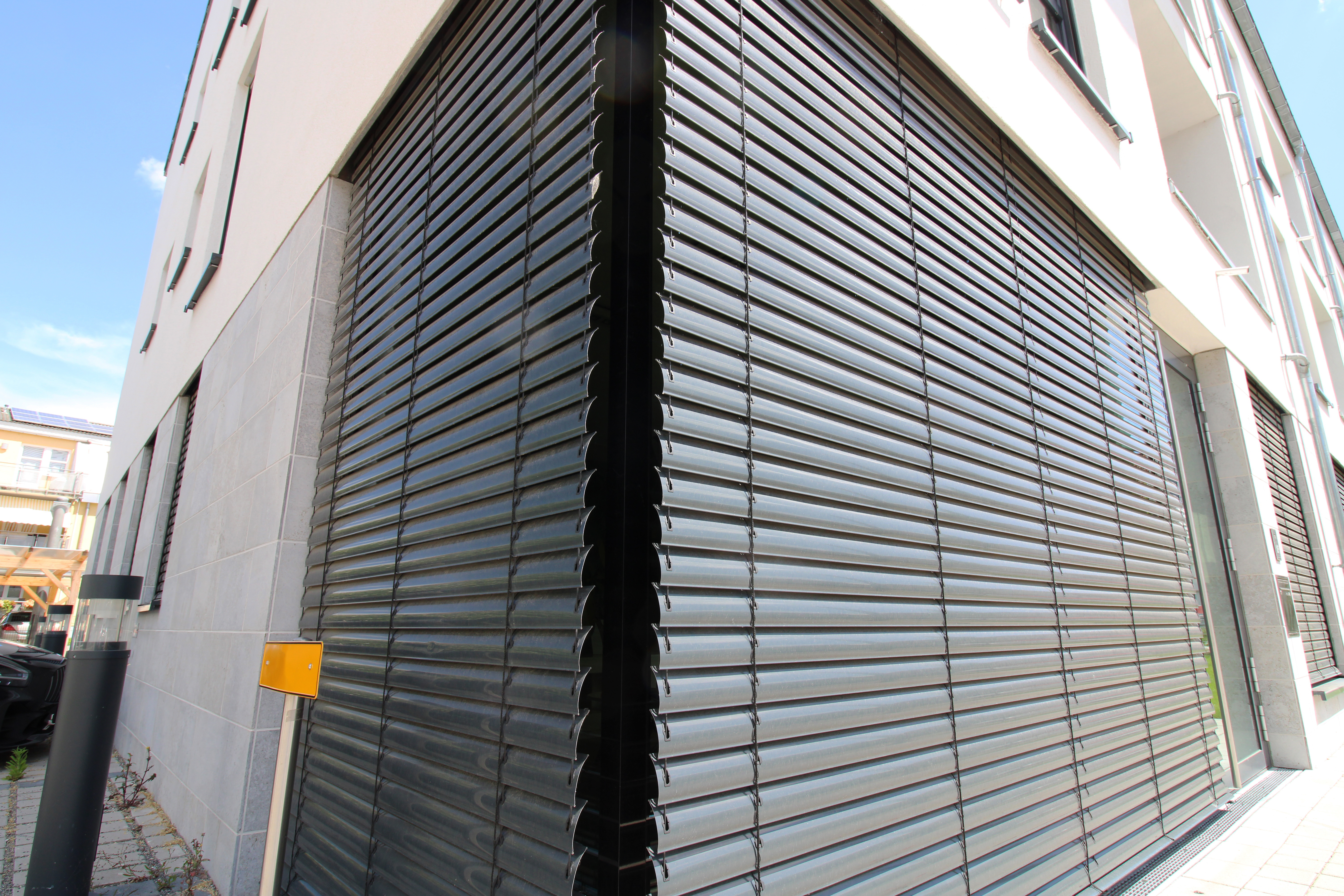 Fenster mit modernem Raffstore aussen